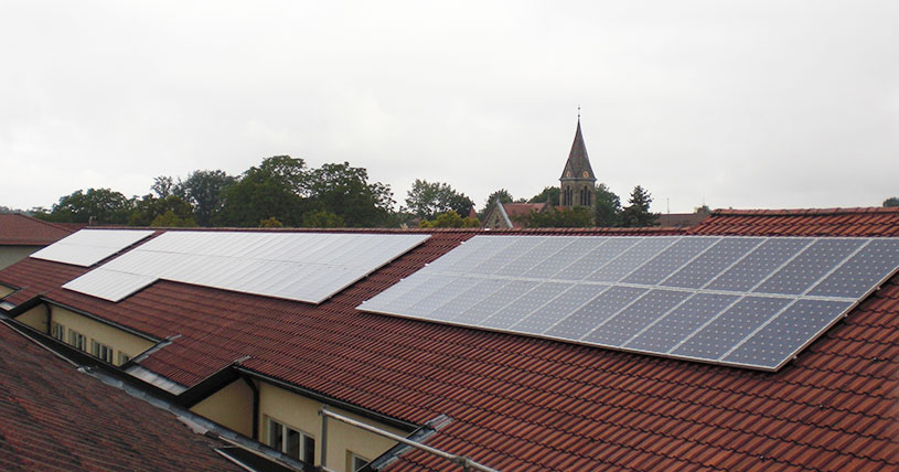 Dach einer Mittelschule mit PV-Anlage